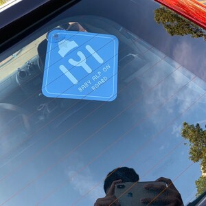 Puede incluir: Pegatina de coche cuadrada azul con un icono de biber&oacute;n y el texto "Baby Alp On Board".