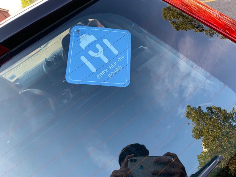 Puede incluir: Pegatina de coche cuadrada azul con un icono de biber&oacute;n y el texto "Baby Alp On Board".