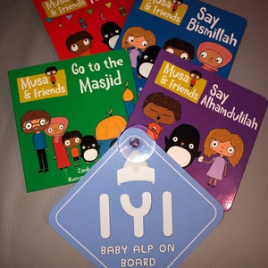 Puede incluir: Un conjunto de cinco libros infantiles coloridos con el t&iacute;tulo "Musa & Friends" en cada portada. Los libros presentan diferentes temas isl&aacute;micos, que incluyen "Do Ramadan", "Go to the Masjid", "Say Bismillah" y "Say Alhamdulilah". Una pegatina de coche azul con el texto "IYI BABY ALP ON BOARD" est&aacute; en primer plano.
