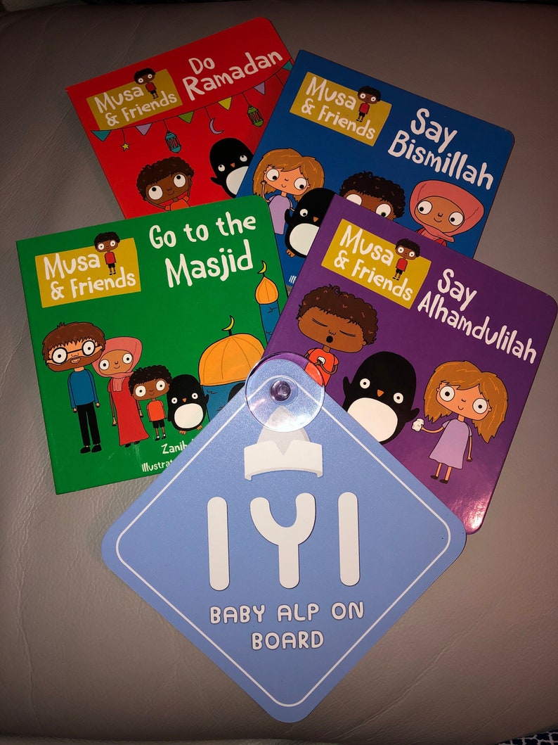 Puede incluir: Un conjunto de cinco libros infantiles coloridos con el t&iacute;tulo "Musa & Friends" en cada portada. Los libros presentan diferentes temas isl&aacute;micos, que incluyen "Do Ramadan", "Go to the Masjid", "Say Bismillah" y "Say Alhamdulilah". Una pegatina de coche azul con el texto "IYI BABY ALP ON BOARD" est&aacute; en primer plano.