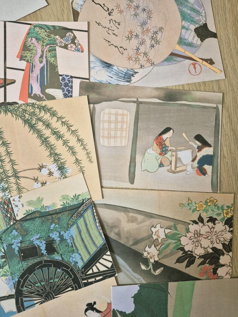 K&ouml;nnte beinhalten: Eine Sammlung rechteckiger Papierdrucke mit traditionellen japanischen Kunstmotiven, darunter eine Kutsche mit blauen Blumen, Weidenzweige, eine Szene mit zwei Personen an einem Webstuhl und ein F&auml;cherdesign mit Ahornbl&auml;ttern und Kalligrafie.