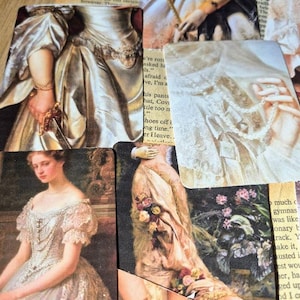 Peut inclure: Une collection de cartes rectangulaires en papier présentant des segments imprimés de peintures à l'huile classiques représentant des personnages en tenue historique ornée, des bijoux et des arrangements floraux, entremêlés de fragments de pages de livres anciens.