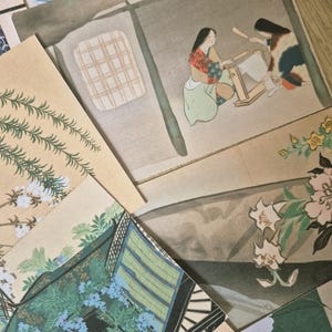 K&ouml;nnte beinhalten: Eine Sammlung &uuml;berlappender Papierdrucke mit traditioneller japanischer Kunst, darunter Illustrationen von Figuren am Webstuhl, florale Motive mit wei&szlig;en und rosa Bl&uuml;ten, gr&uuml;ne Weidenzweige und eine detaillierte Darstellung eines Holzwagens.