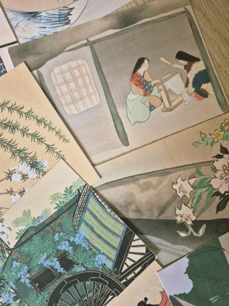 K&ouml;nnte beinhalten: Eine Sammlung &uuml;berlappender Papierdrucke mit traditioneller japanischer Kunst, darunter Illustrationen von Figuren am Webstuhl, florale Motive mit wei&szlig;en und rosa Bl&uuml;ten, gr&uuml;ne Weidenzweige und eine detaillierte Darstellung eines Holzwagens.