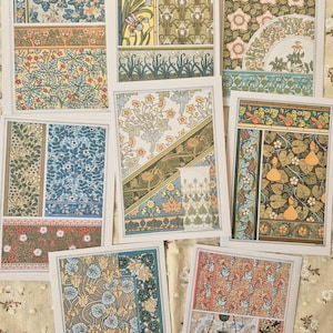 Peut inclure: Une collection de sept cartes postales rectangulaires présentant des motifs botaniques et floraux complexes dans des tons sourds de bleu, vert, orange et jaune. Chaque carte affiche des designs segmentés avec des illustrations détaillées de feuilles, de fleurs et de vignes.