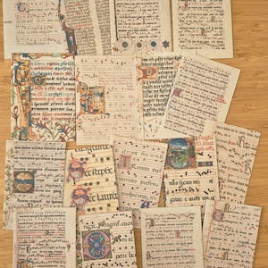 Könnte beinhalten: Eine Sammlung rechteckiger Papierkarten mit gedruckten Reproduktionen mittelalterlicher illuminierter Manuskripte und Notenschriften. Jede Karte zeigt schwarzen lateinischen Text, kunstvolle farbige Ränder und dekorative Initialen.