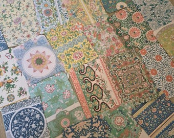 Könnte beinhalten: Eine Sammlung rechteckiger Papierkarten mit einer Vielzahl komplexer Blumen-, Pflanzen- und geometrischer Muster in verschiedenen Farbpaletten wie Blau, Grün, Gelb, Rosa und Orange, die in einer überlappenden Anordnung präsentiert werden.