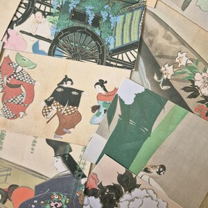 K&ouml;nnte beinhalten: Eine Sammlung rechteckiger Papierdrucke mit traditioneller japanischer Kunst, darunter Illustrationen einer Pferdekutsche, Figuren in gemusterten Gew&auml;ndern, ein kleiner Vogel auf gr&uuml;nen Bambusstangen und gro&szlig;e wei&szlig;e Pfingstrosenbl&uuml;ten.