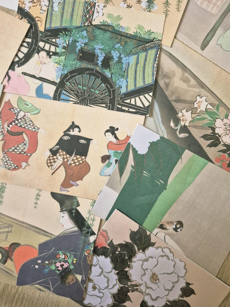 K&ouml;nnte beinhalten: Eine Sammlung rechteckiger Papierdrucke mit traditioneller japanischer Kunst, darunter Illustrationen einer Pferdekutsche, Figuren in gemusterten Gew&auml;ndern, ein kleiner Vogel auf gr&uuml;nen Bambusstangen und gro&szlig;e wei&szlig;e Pfingstrosenbl&uuml;ten.
