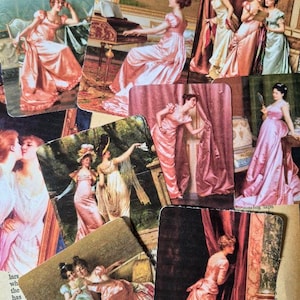 Peut inclure: Une collection de cartes rectangulaires présentant des illustrations de style vintage représentant des personnages vêtus de longues robes fluides. Les scènes dépeignent divers décors intérieurs et extérieurs avec des personnes en robes roses, blanches et bleues.