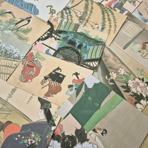 K&ouml;nnte beinhalten: Eine Sammlung rechteckiger Postkarten mit verschiedenen japanischen Kunstdrucken, darunter Darstellungen von Figuren in traditioneller Kleidung, Pferdekutschen, V&ouml;geln, Blumenarrangements und Landschaften mit Kiefern und Wassermotiven.