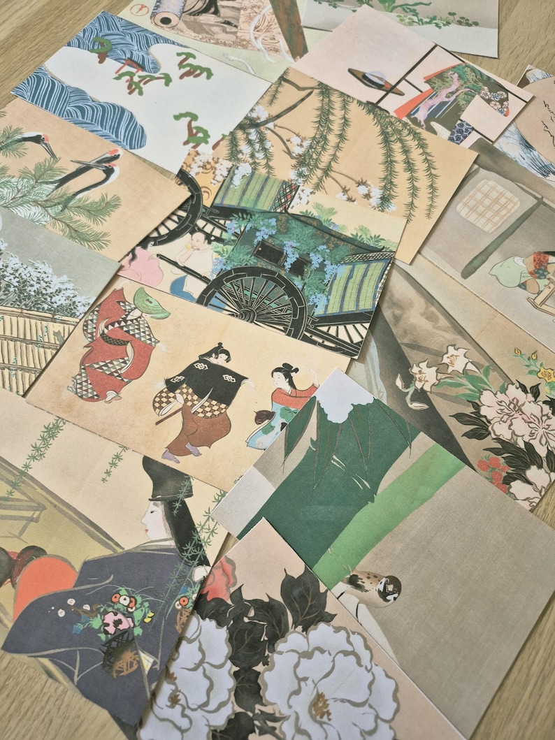 K&ouml;nnte beinhalten: Eine Sammlung rechteckiger Postkarten mit verschiedenen japanischen Kunstdrucken, darunter Darstellungen von Figuren in traditioneller Kleidung, Pferdekutschen, V&ouml;geln, Blumenarrangements und Landschaften mit Kiefern und Wassermotiven.