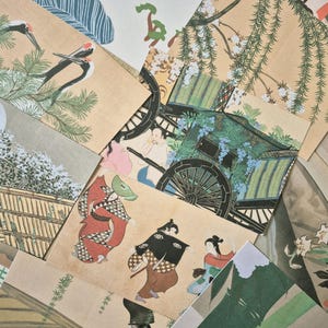 K&ouml;nnte beinhalten: Eine Sammlung &uuml;berlappender japanischer Holzschnitte mit verschiedenen Motiven, darunter Kraniche in Kiefern, eine mit Blumen geschm&uuml;ckte Pferdekutsche, Figuren in traditioneller Kleidung und botanische Illustrationen in gedeckten Erdt&ouml;nen.