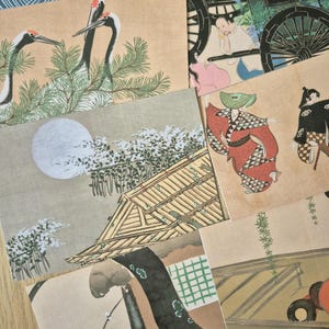 K&ouml;nnte beinhalten: Eine Sammlung rechteckiger Postkarten mit traditionellen japanischen Kunstdrucken. Die Bilder zeigen verschiedene Szenen, darunter Mandschurenkraniche, eine Pferdekutsche, einen Vollmond &uuml;ber einem Holzbau und Figuren in gemusterten Gew&auml;ndern.