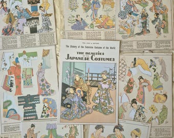 Könnte beinhalten: Eine Sammlung von acht Papierbögen im Vintage-Stil mit gedruckten Illustrationen historischer japanischer Kostüme. Jeder Bogen zeigt mehrere Figuren in gemusterten Kimonos und traditioneller Kleidung, begleitet von beschreibendem Text.