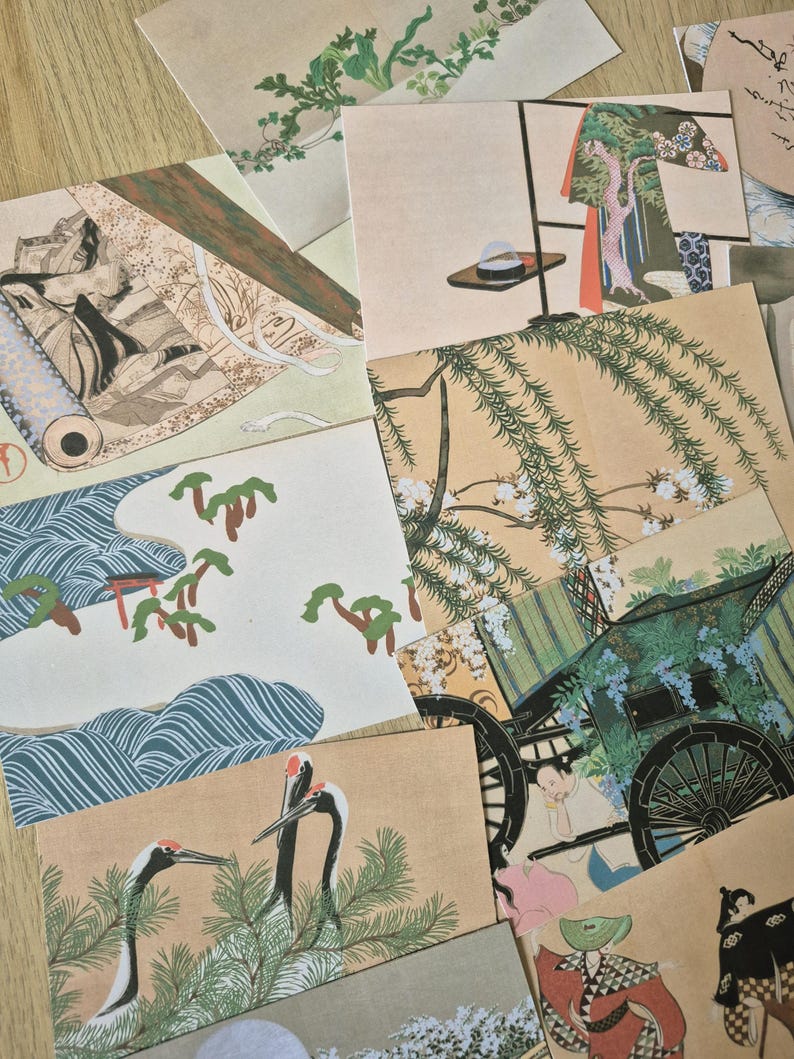 K&ouml;nnte beinhalten: Eine Sammlung rechteckiger Postkarten mit verschiedenen traditionellen japanischen Kunstdrucken, darunter Darstellungen von Kranichen, Weidenb&auml;umen, verzierten Kutschen, Figuren in historischer Kleidung sowie Landschaftsszenen mit flie&szlig;endem Wasser und Kiefern.