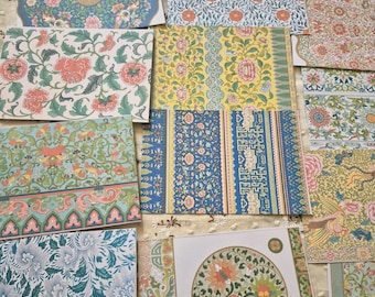 Könnte beinhalten: Eine Sammlung rechteckiger Papierkarten mit verschiedenen Blumen- und geometrischen Mustern in leuchtenden Farben wie Blau, Grün, Gelb und Pink. Die Designs umfassen komplizierte botanische Motive, kreisförmige Medaillons und sich wiederholende Bordüren.