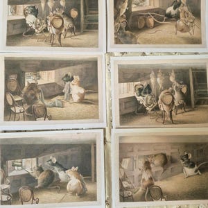 Pode incluir: Um conjunto de seis postais retangulares com ilustrações detalhadas de ratos antropomórficos em vários ambientes internos. As cenas mostram ratos sentados em cadeiras, olhando pelas janelas e interagindo com móveis.