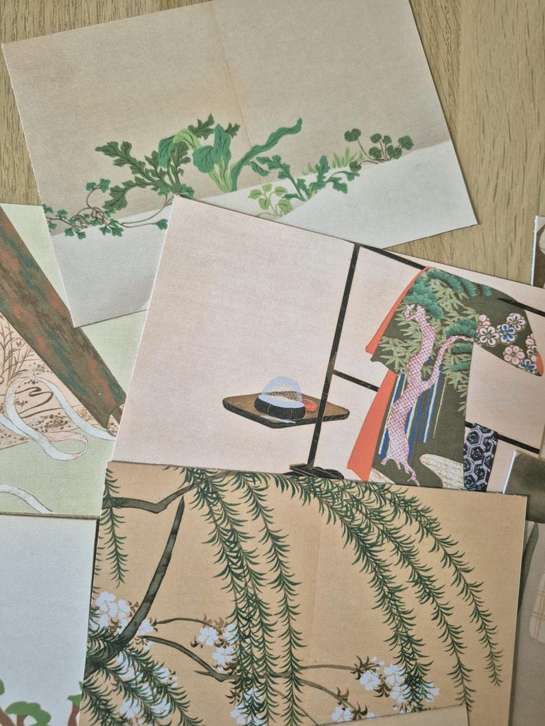 K&ouml;nnte beinhalten: Eine Sammlung rechteckiger Papierkarten mit verschiedenen Illustrationen, darunter gr&uuml;ne Blattpflanzen, ein kleiner Tisch mit einer Schale, ein gemustertes Kleidungsst&uuml;ck und lange, herabh&auml;ngende Weidenzweige mit wei&szlig;en Bl&uuml;ten auf beigem Grund.