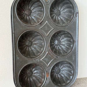 Vintage Muffin Tin Swirled Crown Decorative Baking Pan Count