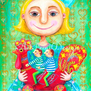 Puede incluir: Una pintura de arte popular caprichosa de una niña rubia sonriente sosteniendo un gran juguete de gallo rojo con dos niños montados en él. El fondo es verde con un patrón de corazón, y la niña lleva un vestido azul.