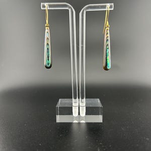 Longues et élégantes boucles d'oreilles en forme de larme en ormeau. Crochets plaqués or 14 carats.