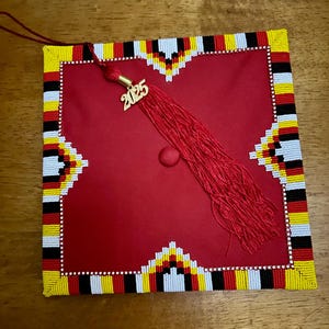 Gorro de graduación personalizado con cuentas para adultos. Puede elegir el color del gorro y las cuentas. El borde de 3/4&quot; se repite en ambos lados.