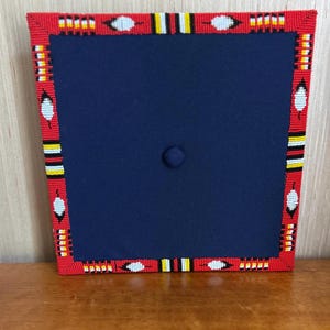 Gorro de graduación personalizado con cuentas para adultos. Puede elegir el color del gorro y las cuentas. El borde de 1/2&quot; se repite en ambos lados.
