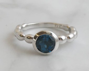 Anillo de plata de ley con burbuja de topacio azul de Londres - Joyería de topacio azul de Londres - Anillo de plata - Regalos para ella - Anillo de apilamiento