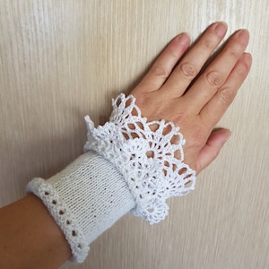 Wrist warmers crocheted wristlets arm warmers white cuff bracelet pulse warmers women hand warmers girl lace