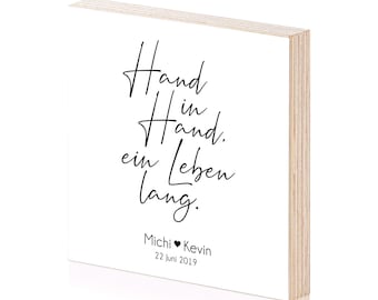 Holzbild Hand in Hand personalisiert mit Namen und Datum für Paare als Geschenk oder Geschenkidee zur Hochzeit Jahrestag oder Hochzeitstag