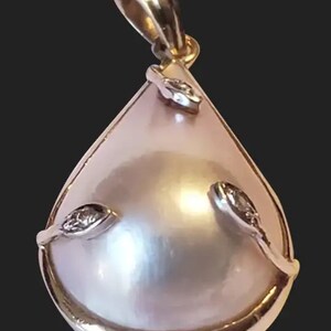 Lovely Vintage 14k Gold Diamond Mother of Pearl Pendant