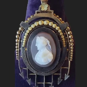 Victorian 9K Gold Locket Antique Pendant Agate Cameo