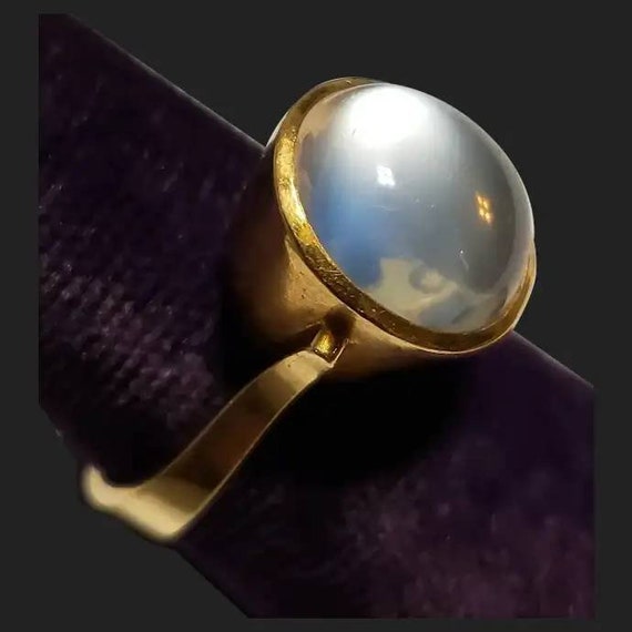 Wonderful 18K Gold Vintage Moonstone Ring