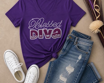 Camiseta Blessed Diva con pedrería/brillo. Camisetas motivacionales, inspiradoras, cristianas y de fe para mujer.