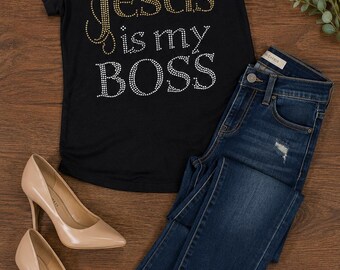 イエスは私のボス ラインストーン/キラキラTシャツ。女性向けのモチベーション、インスピレーション、キリスト教、信仰をテーマにしたシャツ