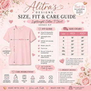 Puede incluir: Una gu&iacute;a de tallas, ajuste y cuidado para una camiseta unisex rosa claro de Alitra's Designs. El gr&aacute;fico incluye una ilustraci&oacute;n de la camiseta con flechas de ancho y largo, una tabla de tallas, iconos de instrucciones de cuidado y detalles del producto.