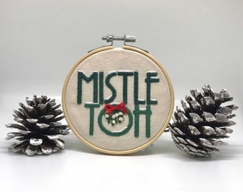 Mini aro de bordado navideño, texto de MISTLETOH cosido a mano, muérdago, colgante de pared, decoración navideña, verde, rojo, blanco