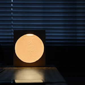 Veilleuse lune / béton / lampe à poser / design / chambre / chevet / lampe lune image 2