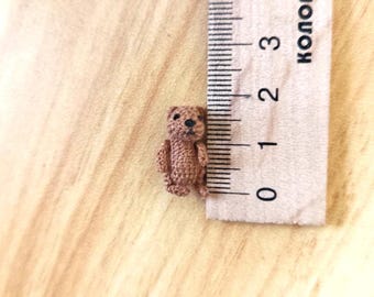 Osito de peluche marrón de ganchillo micro, miniatura de 1,8 cm, bonito regalo para coleccionistas, ideal para casa de muñecas.