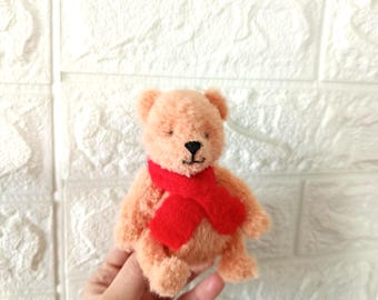 Osito de peluche en miniatura de ganchillo con bufanda roja, figura coleccionable hecha a mano, mini oso color melocotón