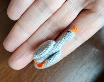 Ganso miniatura de ganchillo, amigurumi de ganso diminuto, pájaro de micro ganchillo, ganso de bolsillo hecho a mano, animal pequeño de colección, decoración de ganso para casa de muñecas
