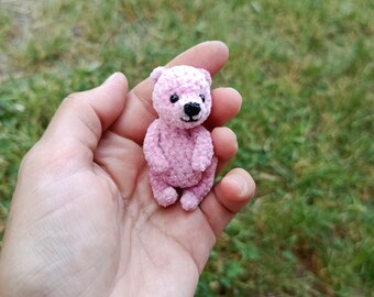 Oso de peluche rosa miniatura de ganchillo: artículo de colección hecho a mano para casas de muñecas.