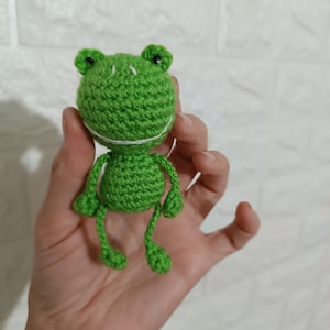 Handgemachte Mini Frosch Häkeln Schlüsselanhänger - Amigurumi Frosch, kleine grüne Frosch Geschenk, niedlichen winzigen Frosch Plüschtier, Frosch-Liebhaber-Geschenk, 7 cm Frosch-Puppe