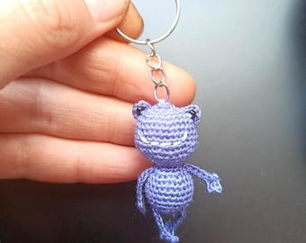 Llavero de rana de ganchillo morado, pequeño colgante de rana para bolso, rana amigurumi en miniatura, lindo accesorio kawaii para mochila, pequeño regalo hecho a mano