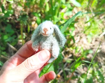 Mini conejito esponjoso, conejito de peluche gris en miniatura tejido a crochet, conejito gris único, mini conejito para casa de muñecas, juguete para regalo de Navidad