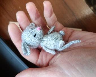 Ratón de punto diminuto, mini ratón gris de juguete hecho a mano de 5,5 cm, animal bordado suave, regalo en miniatura