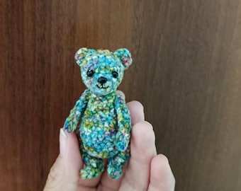 Oso de peluche arcoíris en miniatura: juguete de colección para casa de muñecas, tejido a crochet con hilo de terciopelo.