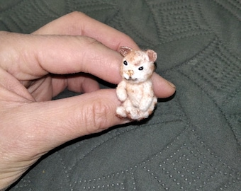 Mini gato de ganchillo en miniatura hecho a mano, juguete de casa de muñecas de gatito de bolsillo, gato de juguete pequeño, gato de juguete coleccionable