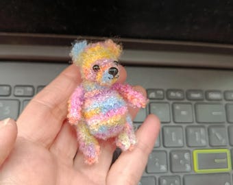 Oso de peluche miniatura arcoíris de ganchillo: Oso de bolsillo hecho a mano para regalo, mini oso de peluche coleccionable para casa de muñecas.